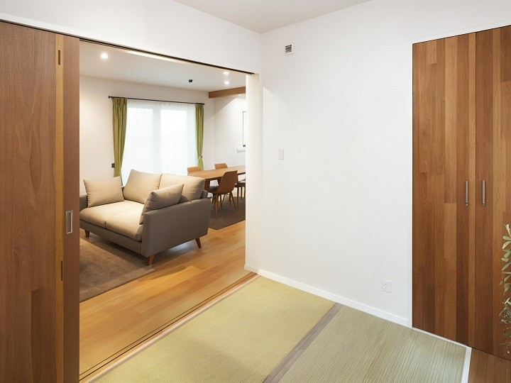 住まいはご家族と日々を刻んでいく大切な場所。
室内に入ったとたんにスーッと肩の力が抜けるようなそんな心地よさを。