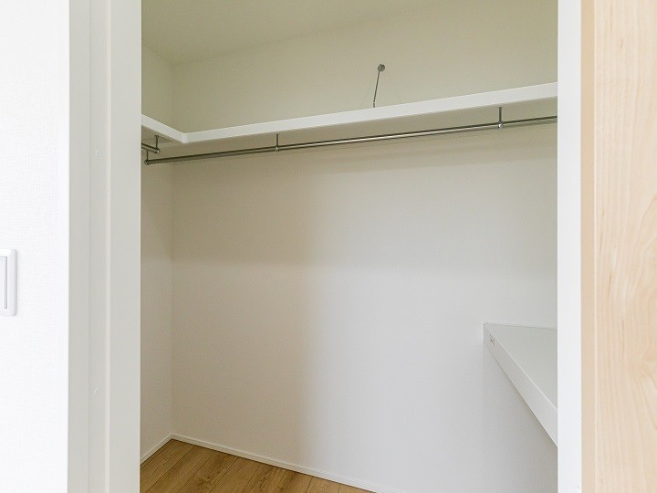 大型のウォークインクローゼットにはハンガーパイプもついているので、季節の衣類等もかさばる事なく収納する事が出来ます。
