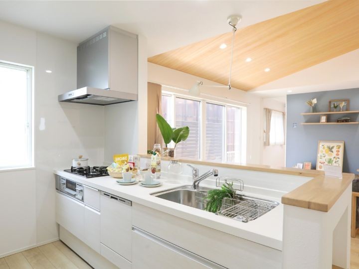 白くてさわやかなＩ型キッチン。リビングの様子を見ながら家事ができる、家族とのつながりを感じられる空間。