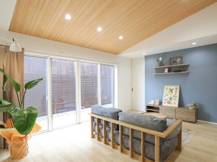 大きな窓からたっぷりと自然光が差し込み、明るく開放的な空間を演出。