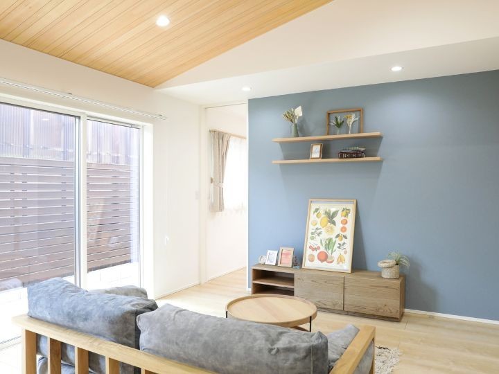 ダイニングにはブルーのアクセントクロスと2段の飾り棚が設置され、スタイリッシュで機能的な空間を演出。