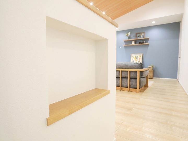 キッチンの腰壁にはニッチがあり、インテリアや小物を飾るのにぴったりな、おしゃれなスペース