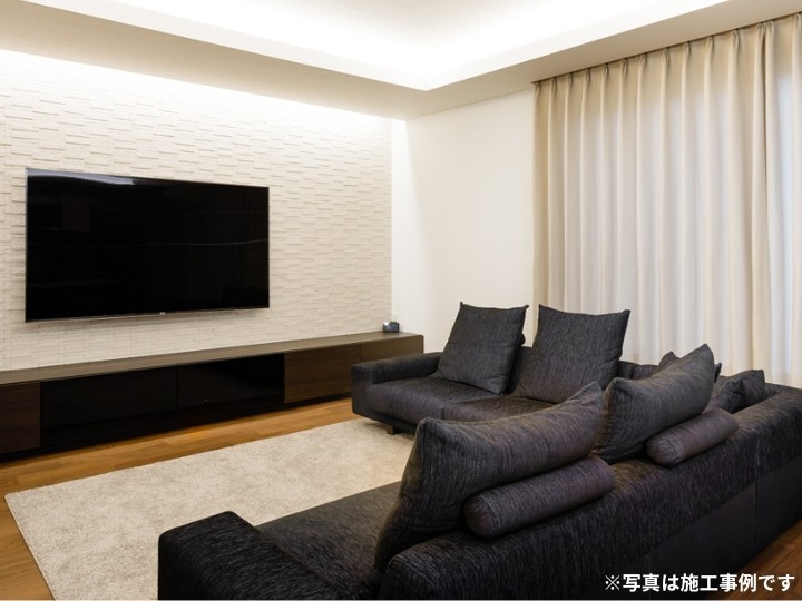 視線が惹きつけられる、L字型下がり天井が演出する上質なLDK