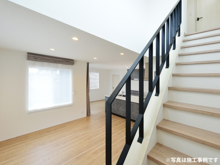 玄関を開けた瞬間、印象に残るアイアン手摺