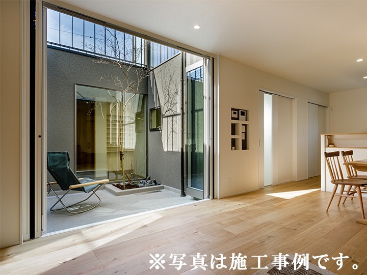 中庭とつながるリビングで光と風を満喫。外からの視線を気にせず寛げる平屋設計。家族の時間が自然と集まる。プライベート性と開放感を両立。