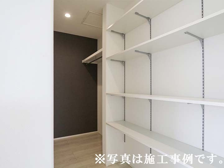 家族の衣類をまとめて一括収納。回遊動線で洗う・干す・しまうが最短に。大容量ファミリークローゼットで家事が軽く。探さない収納を実現。