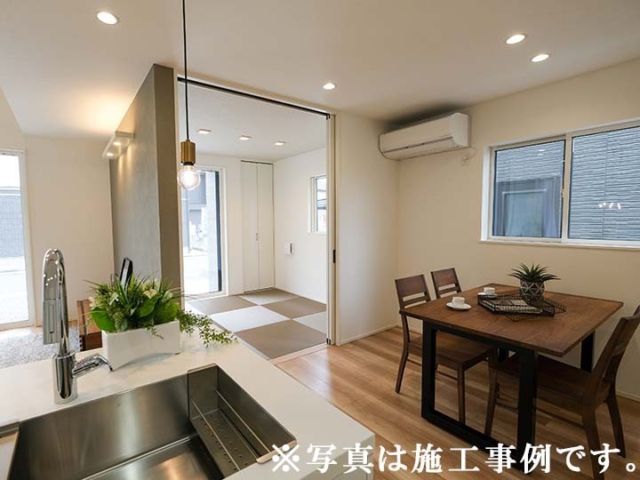 家族の衣類をまとめて一括収納。回遊動線で洗う・干す・しまうが最短に。大容量ファミリークローゼットで家事が軽く。探さない収納を実現。