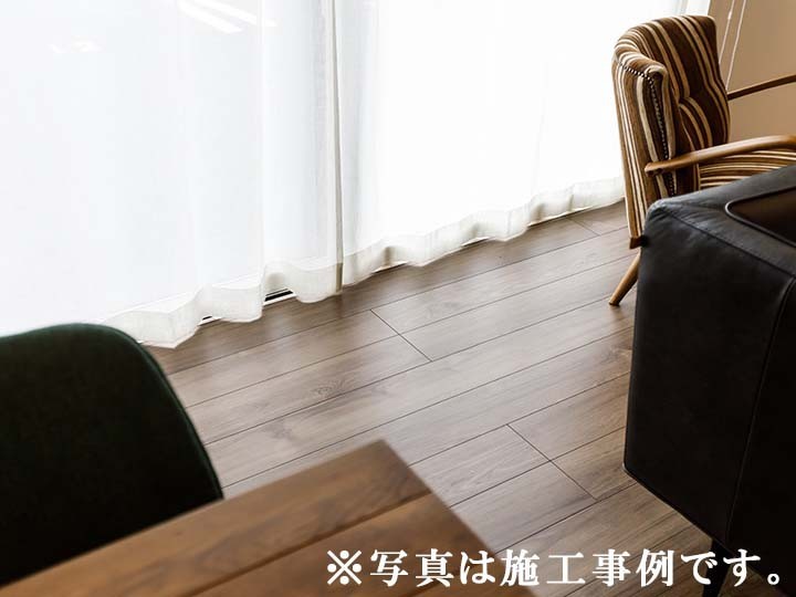 遠赤外線が出るUaフロアで足元からじんわり。素足でも心地よい温もり。冷えやすい季節も家中ぽかぽか、健康的な暮らしへ。