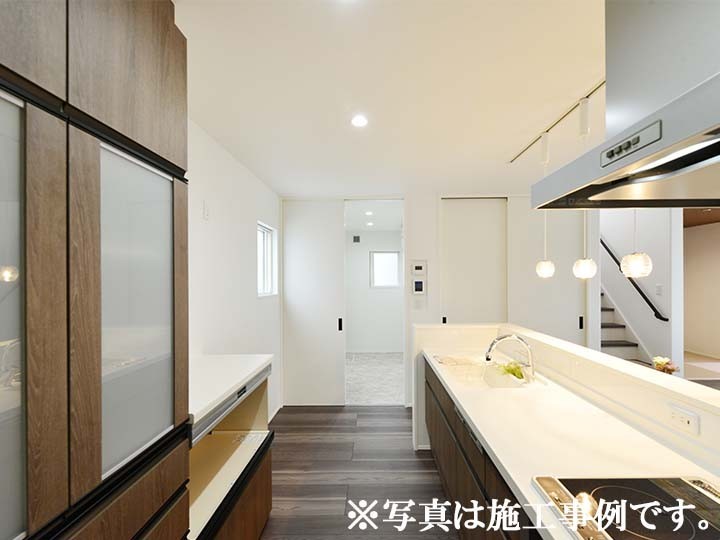 洗面〜脱衣〜浴室の一直線動線
洗面室と脱衣室を分けつつ浴室まで一直線。家族で同時に使いやすいスムーズな水まわり動線。