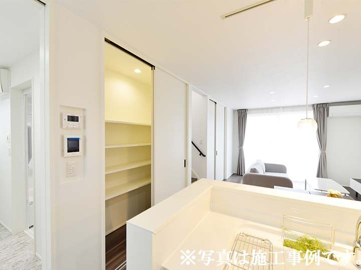 収納計画の充実
SICやパントリー、WIC、階段下収納など適材適所に配置。使う場所の近くにしまえる充実の収納計画。