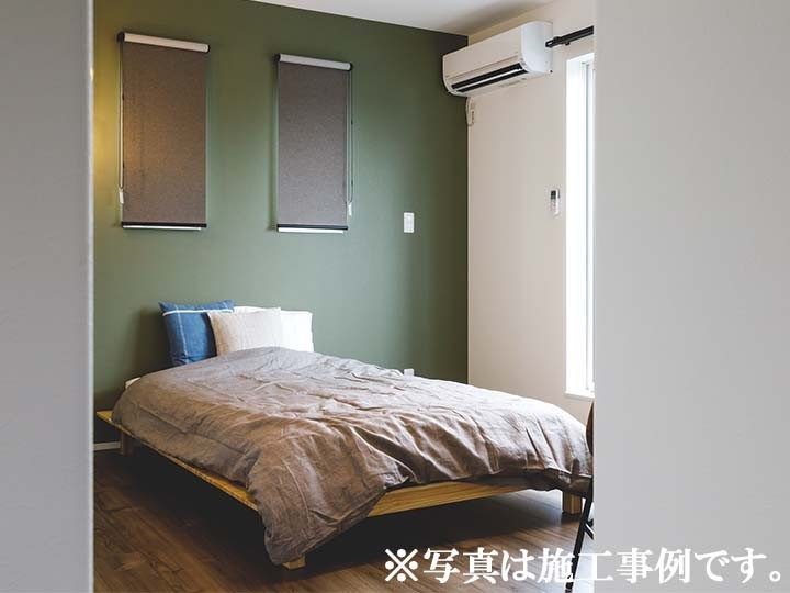 主寝室〜WIC〜バルコニーの連続動線
主寝室からWIC、バルコニーへ抜ける連続動線で、朝の身支度や洗濯がスムーズ。光と風が心地よい主寝室。