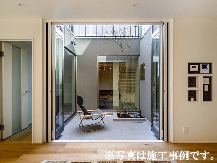 外からの視線を気にせずくつろげる中庭タイルデッキ。リビングとつながるプライベートなアウトドアリビング空間で家族時間を楽しめます。