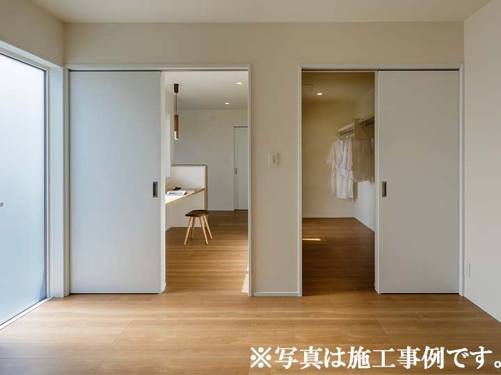 家族の衣類や季節物を一か所にまとめてしまえる大容量のファミリークローゼット。動線上に配置し、毎日の“片付く暮らし”を支えます。