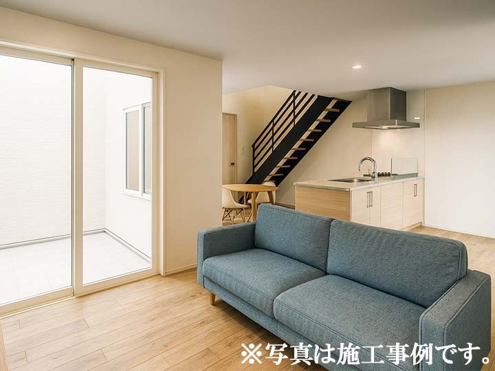 光と風が抜けるスタイリッシュなオープン階段を中心に配置し、縦への広がりと抜け感を演出。リビングのデザイン性を高めるアクセントです。