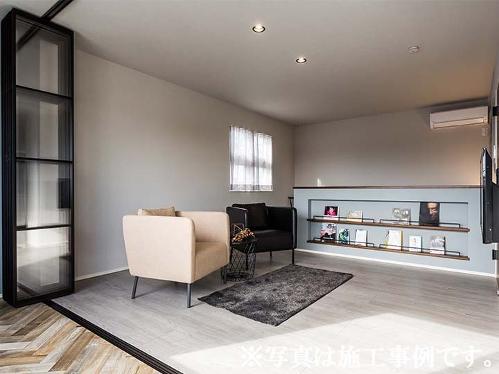 断熱等級６の高性能仕様で冬は足元から暖かく、夏はさらりと涼しい室内環境を保つ、一年中快適な住まいで光熱費も抑えられます。