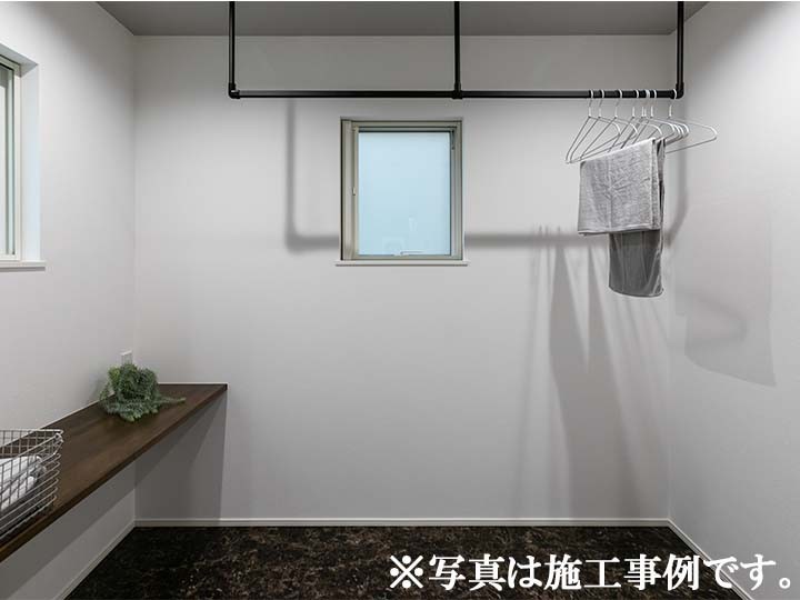 洗面とランドリースペースを隣接させ水まわりを一か所に集約。洗う・干す・しまうがスムーズにつながる家事ラク動線が魅力です。