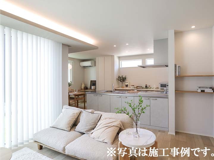 キッチンを中心にダイニングとリビングを程よく分離配置し、家事をしながら家族の様子も見守れる、メリハリある暮らしを叶えます。