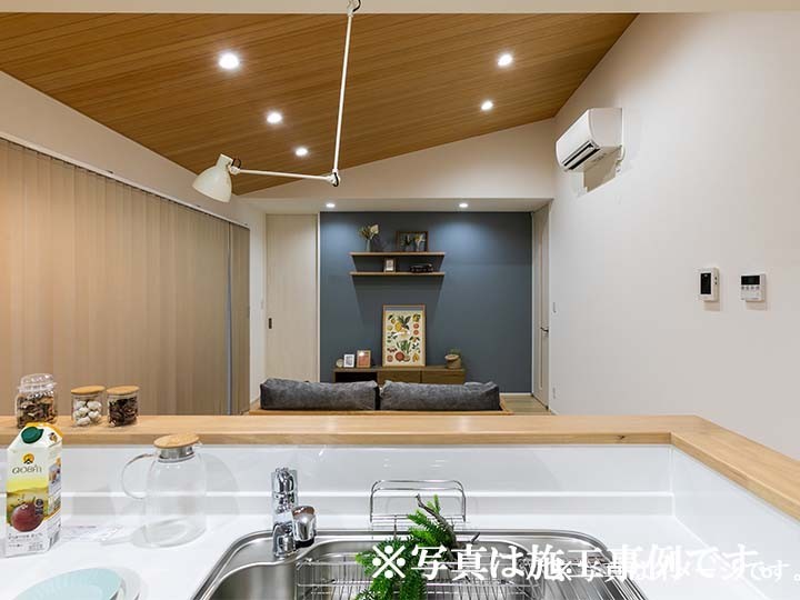 リビングに勾配天井を採用し、視線が自然と上に抜ける開放感とデザイン性を両立。家族やゲストが集う自慢の見せ場空間となっています。