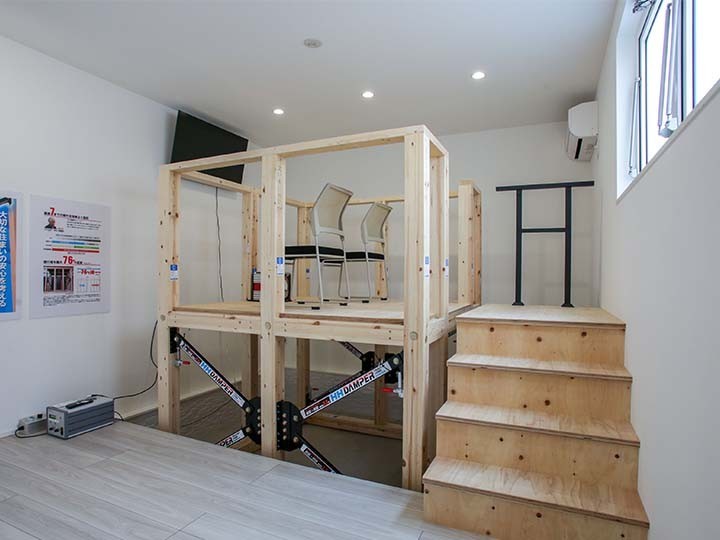 起振機を使って、制振ダンパーがあるのと
ないのではどのぐらい揺れが違うかを体感することが出来ます。