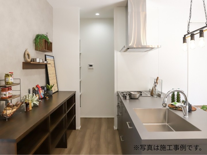 キッチン近くにパントリーを配置し収納力を確保。水回りへのアクセスも良い回遊動線で、料理・洗濯・収納の移動がスムーズに行える時短間取りです。