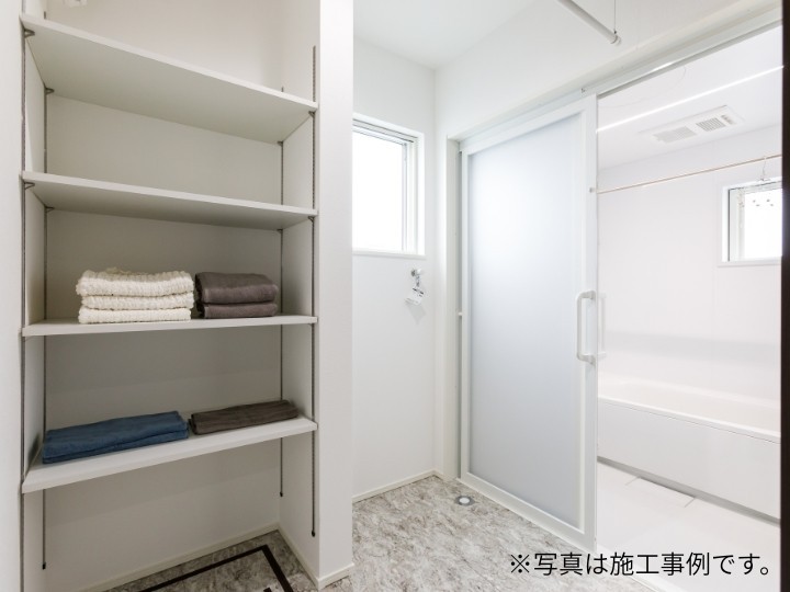 洗面室と分けた独立ランドリースペースには、室内物干しやカウンターを完備。天候を気にせず「洗う・干す・畳む」が一か所で完結します。