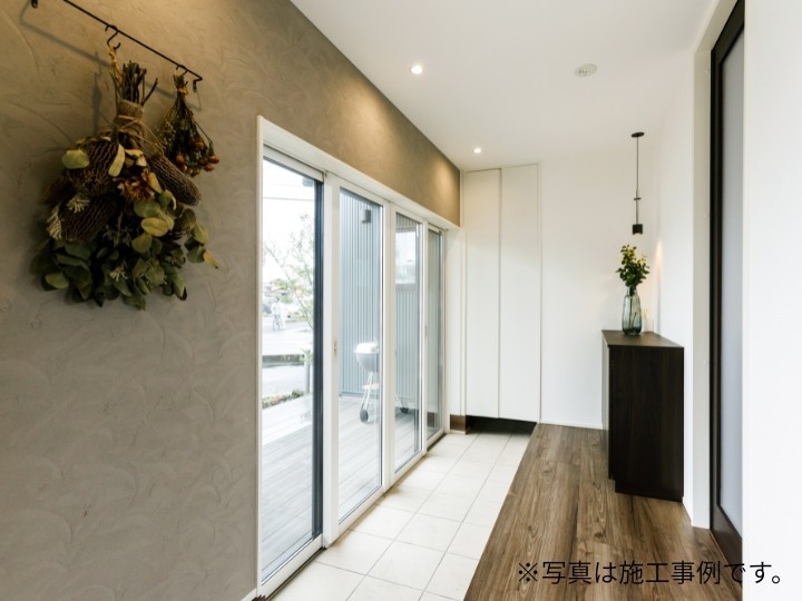 玄関の土間収納や各居室のクローゼット、主寝室のWICなど収納が充実。使う場所にしまう物を配置し、生活空間を常にすっきりと保てます