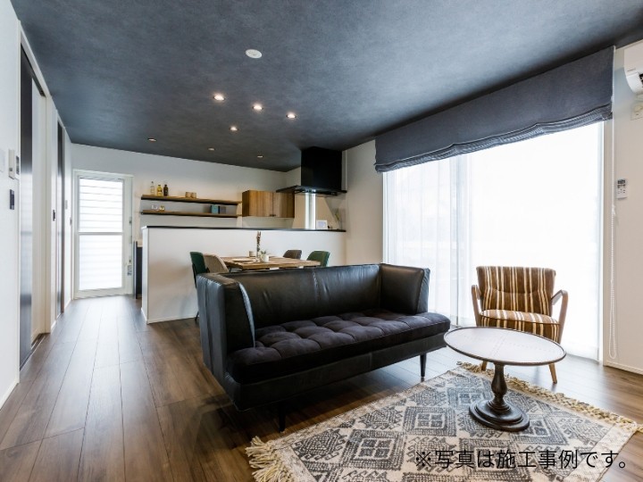 HEAT20 G2仕様の高断熱と太陽光6.5kW・蓄電池12kWhでエネルギー自給自足を目指す家。制震ダンパーも搭載し快適と安心を両立しまし